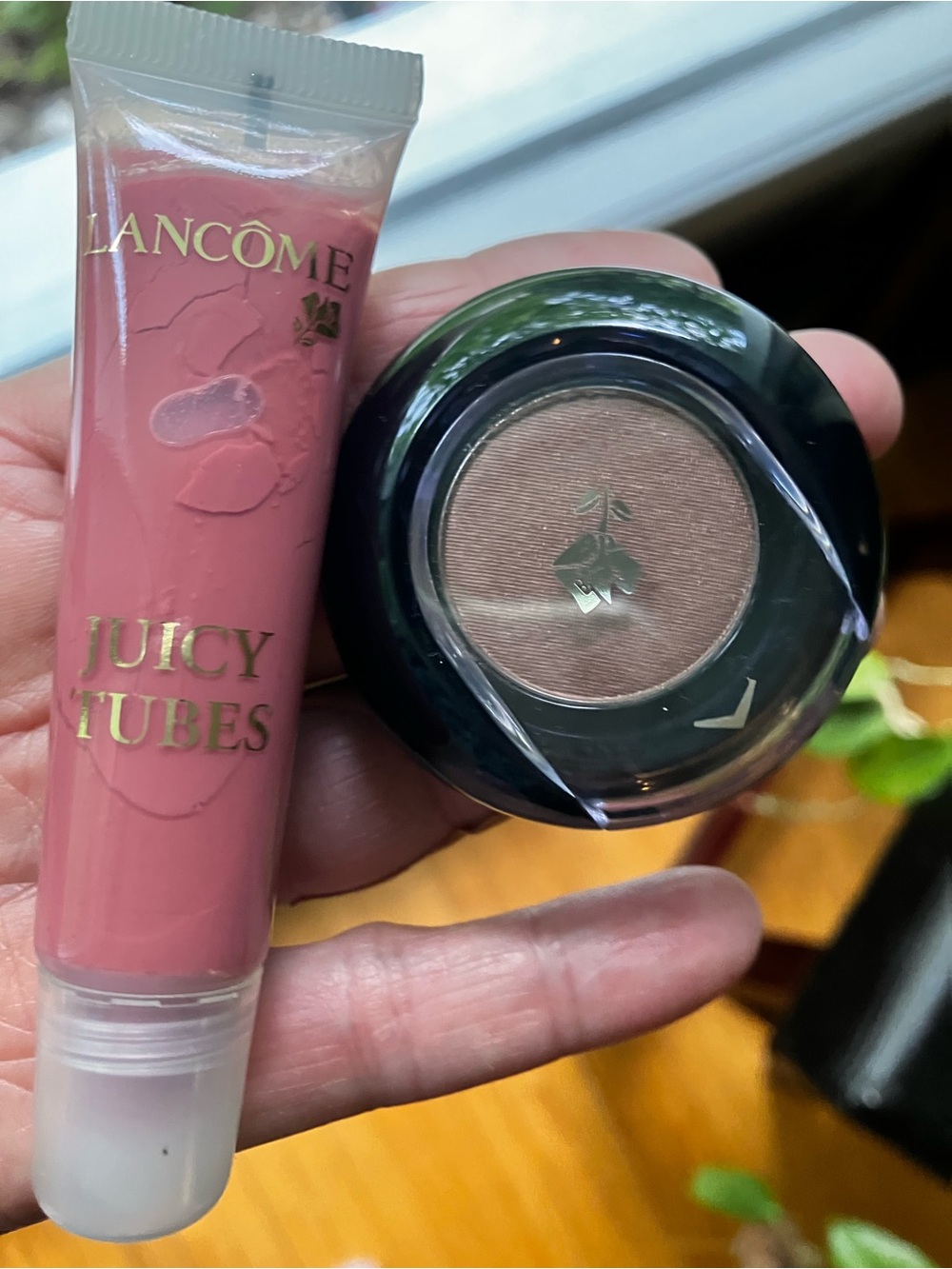 Lancôme Juicy Tubes Shimmering Brown shadow (discontinued )truecolor in hand pic